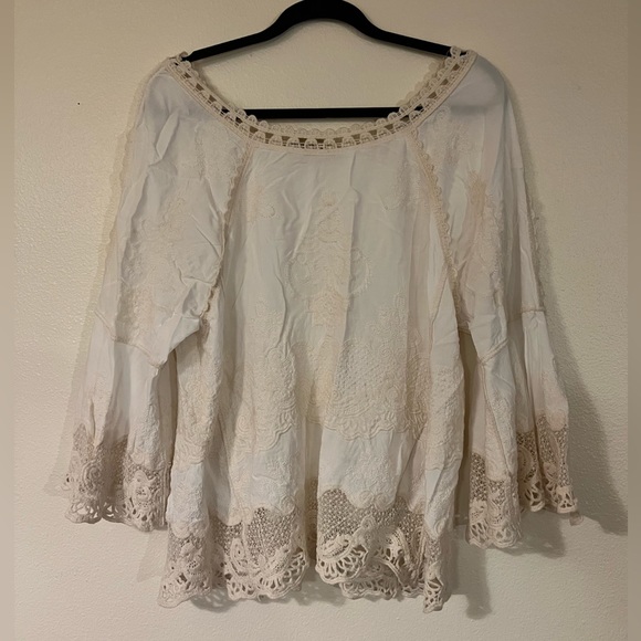 Lace embroidered top, with bell sleeves. Sleeves have side slits. EUC - Picture 1 of 9